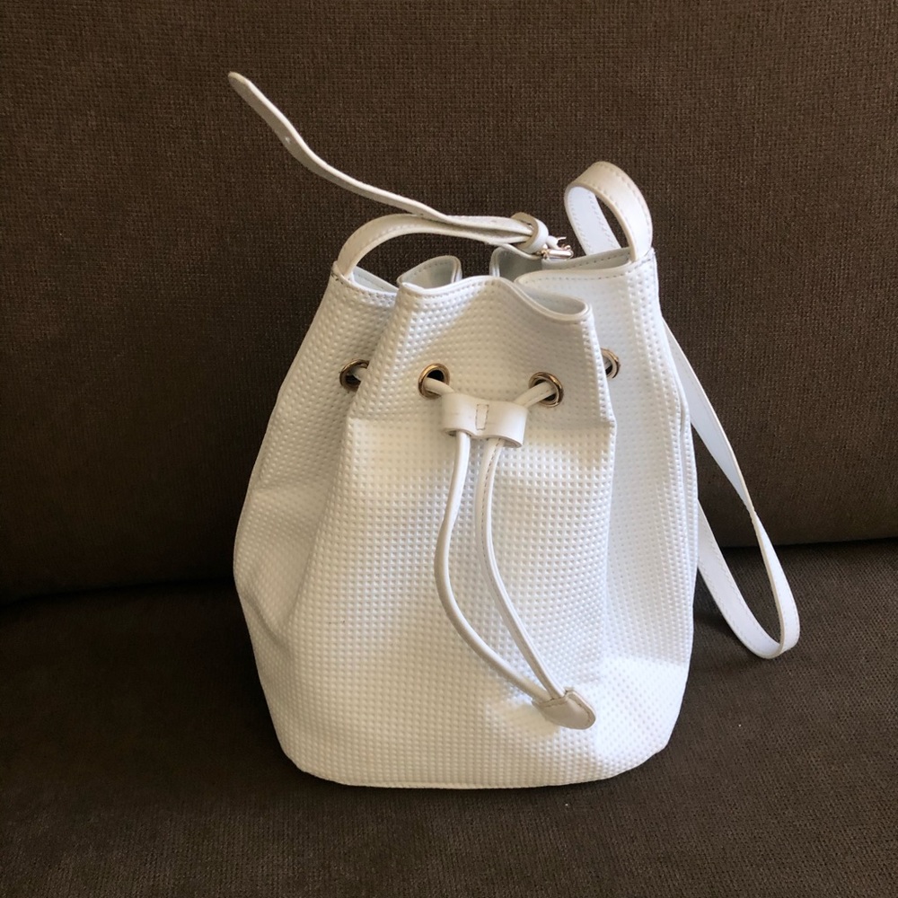 Oak Store white textured bucket bag